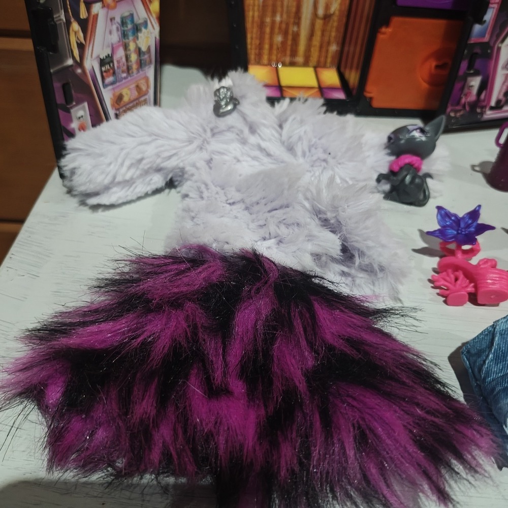 2 Monster High Doll Coffin Locker Secrets Neon Frights Plus Accessories B3 - Picture 2 of 5
